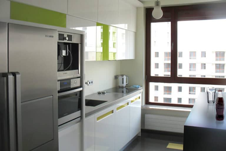Architekt Wnętrz Warszawa ➜ Gdańsk ➜ PROJEKTY Wnętrz Warszawa Mazowieckie ➜ projekty wnętrz,metamorfoza wnętrz,aranżacja kuchni z salonem zdjęcia,projektant łazienek,architekt wnętrz Jasna Kuchnia z zielonym akcentem